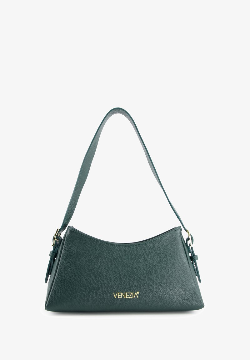 Donkergroene leren handtas met een gebogen vorm, goudkleurig logo "VENEZIA," en een enkele verstelbare schouderband. Getextureerde oppervlakte met een gladde afwerking.