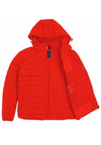Röd vadderad jacka med huva, med horisontella quiltade sektioner, två framfickor och en ficka med dragkedja inuti. Strukturerad tyg.