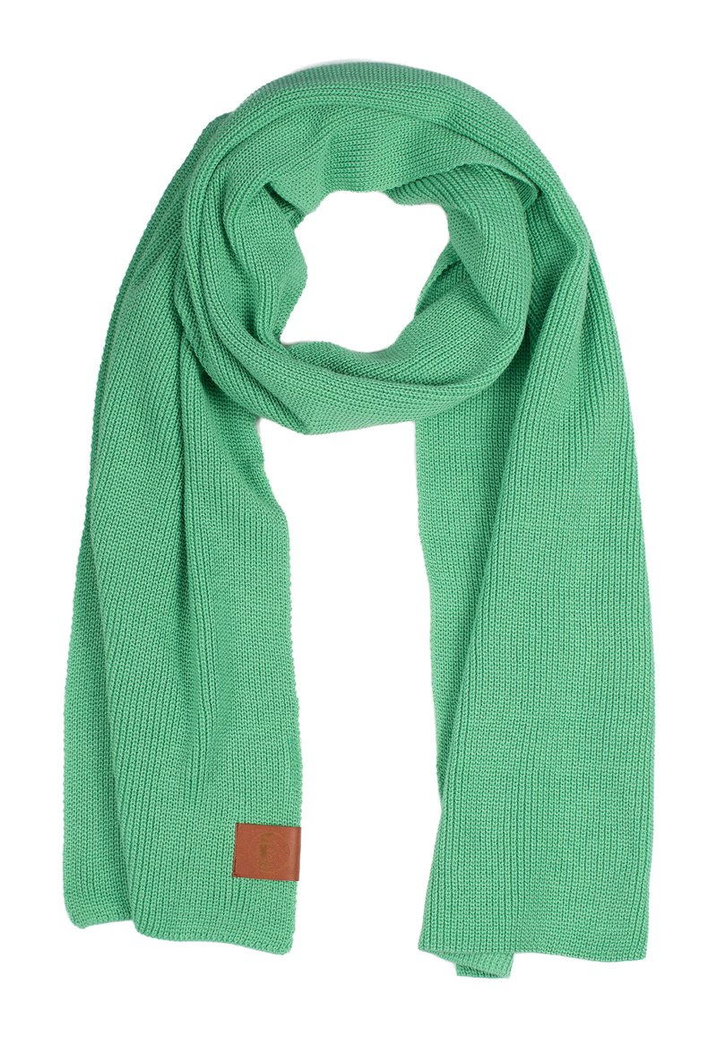 Zielony dzianinowy szalik o gładkiej fakturze, jednolitym kolorze i akcentującą brązową skórzaną metką.