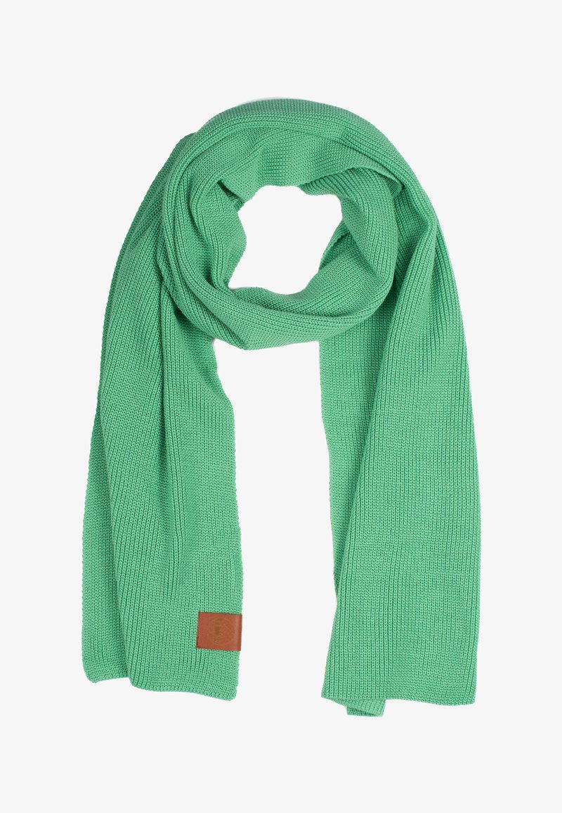 Zielony dzianinowy szalik o gładkiej fakturze, jednolitym kolorze i akcentującą brązową skórzaną metką.