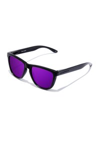 Ochelari de soare din plastic negru, cu rame pătrate și lentile violete. Bratele au inscripționată marca "HAWKERS" în alb.