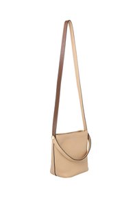 Beige leren crossbodytas met een zachte, gestructureerde oppervlak, bruine verstelbare band en minimalistisch ontwerp, voorzien van een enkele accentenknop.