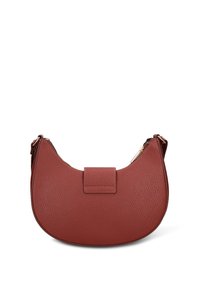 Borsa a spalla in pelle rossa con silhouette arrotondata, texture liscia e chiusura a patta frontale. Presenta una tasca laterale con cerniera.