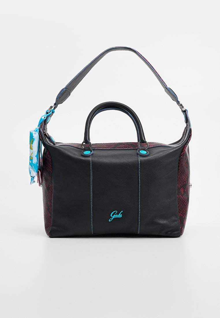 Borsa nera con lati testurizzati rossi, cuciture blu e un logo blu. Presenta doppie maniglie e una tracolla staccabile con motivo blu.