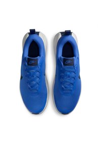 Niebieskie buty sportowe z siateczkową cholewką, wyściełanym kołnierzem i czarnymi akcentami. Posiadają sznurówki, zaokrąglony nosek i białą podeszwę.
