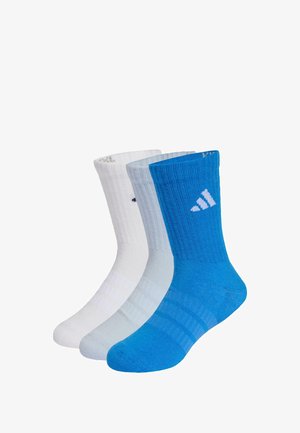 Drei Paare Crew-Socken: ein weißes, ein hellblaues und ein leuchtend blaues Paar, mit gerippter Textur und einem weißen Logo-Detail auf der blauen Socke.