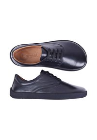 Chaussures casual en cuir noir à lacets, vues de côté et de dessus, avec une doublure intérieure couleur fauve et des semelles en caoutchouc noir.