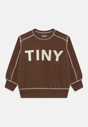 Rjav pulover s kapuco z napisom "TINY" natisnjenim v belem na sprednji strani. Ima rebrast ovratnik in manšete, kontrastno šivanje ter sproščen kroj.