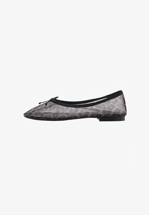 Leopardmönstrad flat sko, tillverkad av genomskinligt material med svarta detaljer. Har en rund tå och en liten rosett på framsidan.