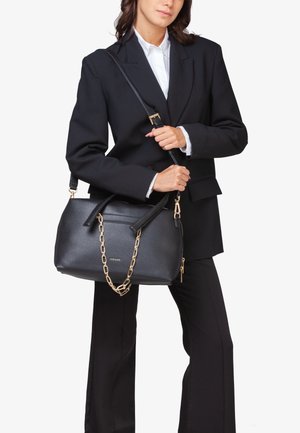 Sort læder håndtaske med guldkæde detaljer, struktureret design, to håndtag og en justerbar rem for alsidighed.