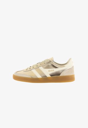Zapatillas Gola en beige con una mezcla de texturas lisas y de gamuza. Presenta rayas blancas, cordones y una suela de goma.