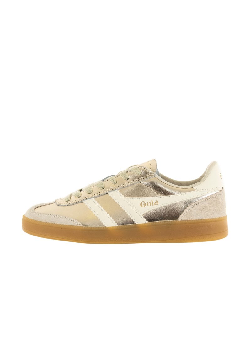 Gola sneakers i beige med en kombination av släta och mocka texturer. Har vita ränder, snörning och en sula av gummiliknande material.