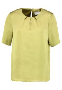 Blouse à manches courtes de couleur vert olive clair avec un col rond, des plis décoratifs et une ouverture en goutte d'eau au dos avec fermeture à bouton.