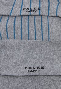 Grå sokker med blå lodrette striber, prydet med "FALKE HAPPY" broderet i sort på toppen. Blød tekstur, helt til midt på læggen.
