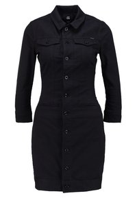 Czarna sukienka z denimu z długimi rękawami, zapinana na guziki z przodu, z dwoma kieszeniami na piersi i dopasowanym fasonem. Charakteryzuje się kontrastowymi przeszyciami i zaokrąglonym dołem.