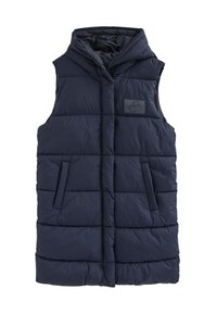 Marinblå pufferväst med huva, med kviltade sektioner, två sidofickor och en logotyp på framsidan. Tillverkad av mjukt, isolerat tyg.