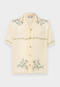 Camisa de manga corta, de color amarillo claro, hecha de una tela suave, con coloridos patrones florales bordados, botones y un diseño de cuello relajado.