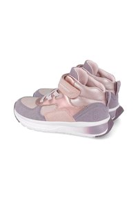 Scarpe sportive alte con un design rosa e lavanda, realizzate in materiali in rete e suede, dotate di strappi regolabili e suole imbottite.