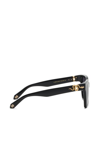 Lunettes de soleil noires avec des branches épaisses ornées d’un motif de serpent doré sur le côté et des verres teintés foncés.