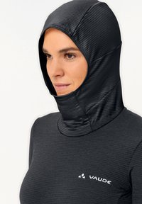 Schwarzes thermal Shirt mit integrierter Kapuze, aus strukturiertem Stoff und mit dezentem Logo auf der Brust. Enganliegendes Design.