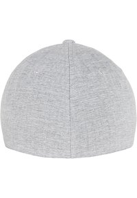 Gorra de tela gris con un diseño sin costuras, que presenta una textura suave y pequeños orificios de ventilación en la parte superior para mayor transpirabilidad.