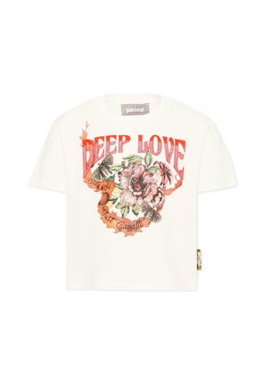 Wit T-shirt met korte mouwen met rode tekst "DEEP LOVE,", bloem- en vlindergrafieken en een ontwerp met oranje lint inclusief tekst "Just Cavalli".