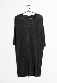 Svart klänning med kort ärm och lös passform, med ett strukturerat mönster och rund halsringning. Hänger från en svart plastgalge.