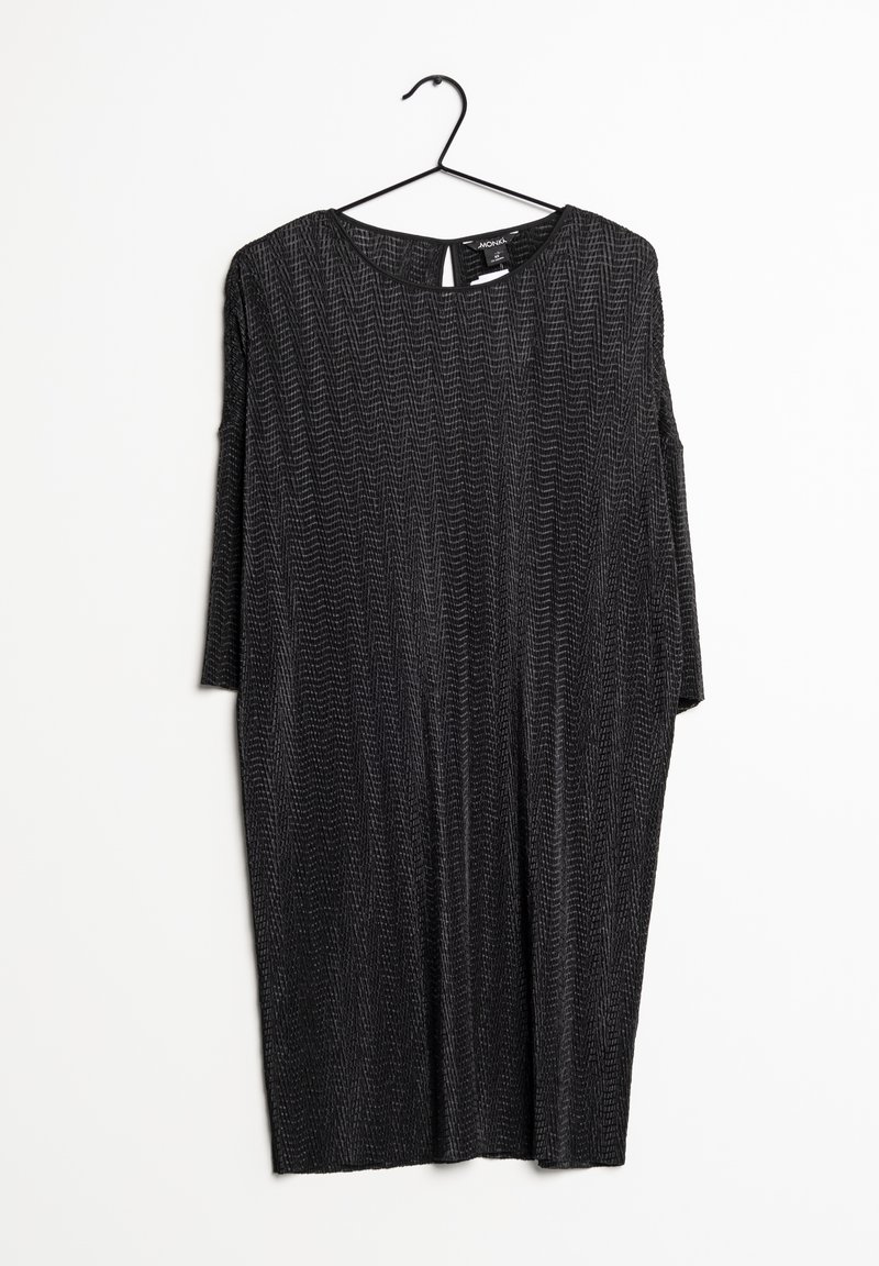 Svart klänning med kort ärm och lös passform, med ett strukturerat mönster och rund halsringning. Hänger från en svart plastgalge.