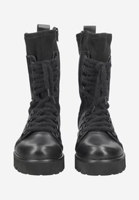 Černé bojové boty s hladkou koženou špičkou a textilním svrškem. Silné šňůrky a zipový uzávěr zvyšují funkčnost.