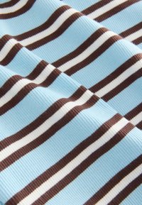 Geribbelde stof met afwisselende strepen in lichtblauw, wit en bruin. De textuur is licht verhoogd met een consistent patroon overal.