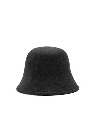 Szary filcowy kapelusz cloche z zaokrągloną koroną i szerokim, delikatnie rozszerzającym się rondem, o gładkiej teksturze i wyraźnych krawędziach.