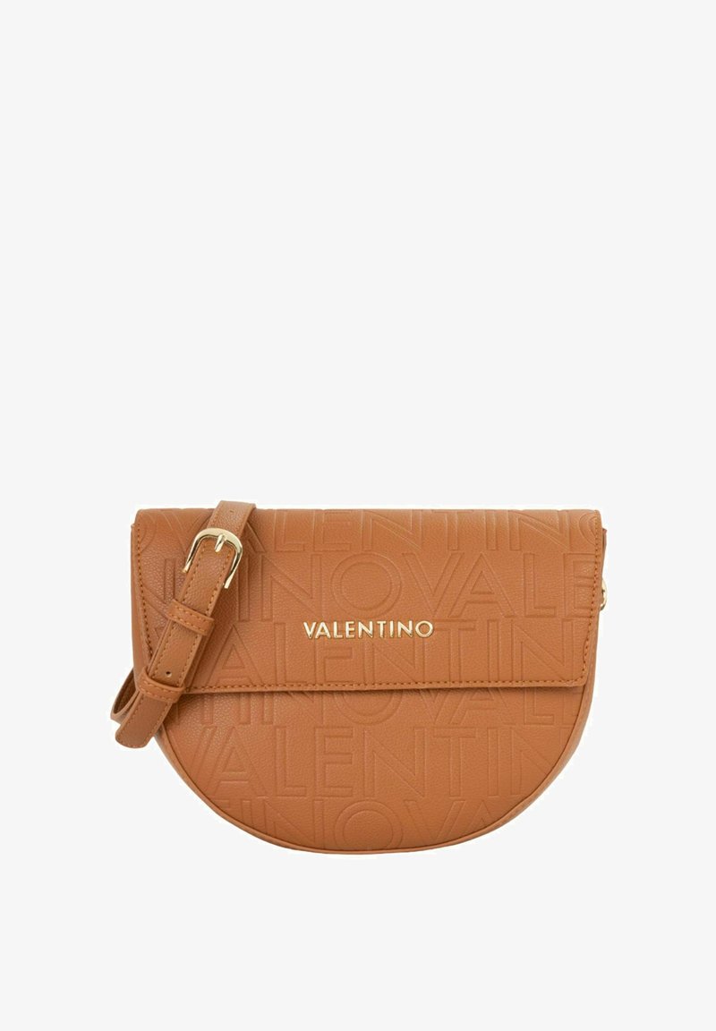 Sac bandoulière en cuir beige avec logo "VALENTINO" embossé, ferrures dorées et sangle ajustable ; forme ovale avec fermeture à rabat.