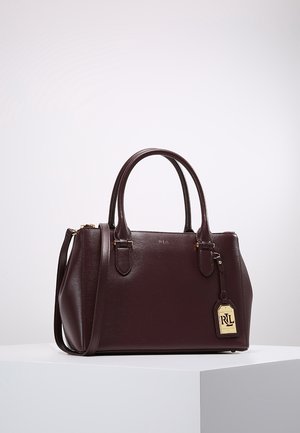 Sac à main en cuir marron foncé avec deux poignées, une bandoulière amovible et une étiquette logo RLL dorée sur le côté droit avant.