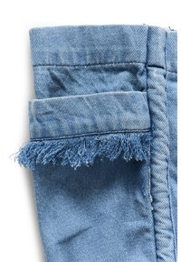 Helehallimees teksapüksipüks, millel on volditud mansett ja katkendlik, kulunud serv valgel taustal.