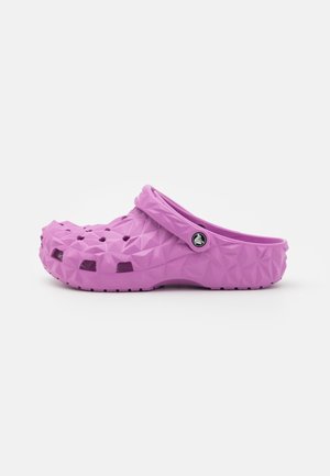 Crocs CLASSIC GEOMETRIC UNISEX - Σαγιονάρες πισίνας - bubble