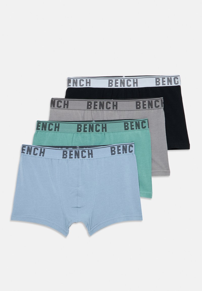 Patru perechi de boxeri pentru bărbați în culorile negru, gri, teal și albastru deschis, cu brâie elastice branduite "BENCH", așezate pe un fundal alb.