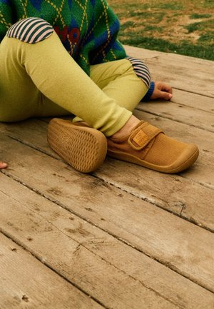 Attipas, BAREFOOT SKIN COL MUSTARD UNISEX - Sneakers basse - mustard
