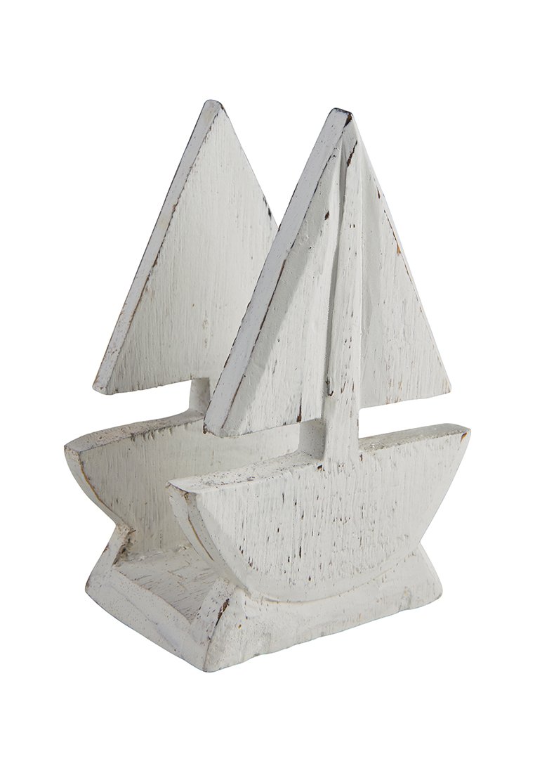 Scupture de voilier en bois blanc avec deux voiles triangulaires et une coque arrondie, présentant une texture patinée et des détails visibles du grain du bois.