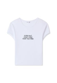 T-shirt bianco in cotone con maniche corte e scollatura rotonda, con testo nero che recita "MI DISPIACE MA NON MI PREOCCUPA CIÒ CHE PENSI."