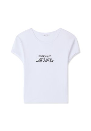 T-shirt bianco in cotone con maniche corte e scollatura rotonda, con testo nero che recita "MI DISPIACE MA NON MI PREOCCUPA CIÒ CHE PENSI."