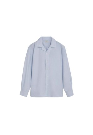 Camisa de manga larga azul claro con botones, cuello y puños, mostrada extendida sobre un fondo blanco.