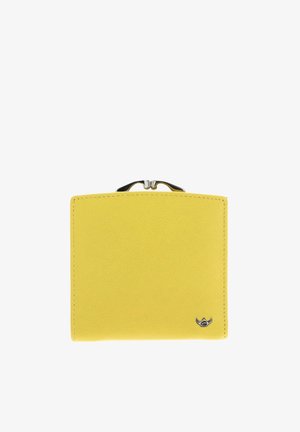 Portefeuille en cuir jaune avec une fermeture métallique et un petit emblème argenté dans le coin inférieur droit sur fond blanc.