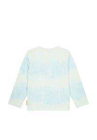 Camisa de manga larga en un patrón de tie-dye azul claro, hecha de algodón suave. Presenta un escote redondo y un pequeño detalle de etiqueta en el lateral.