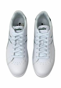 Sneakers bianchi con tomaia in pelle liscia, dettagli verdi e lacci bianchi piatti. Presentano forature sulla punta e logo sulla linguetta.