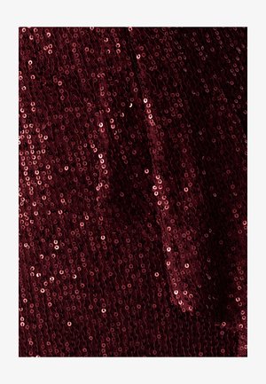 Tejido de lentejuelas burdeos con una superficie texturizada. Las lentejuelas redondas reflectantes crean un efecto brillante en el material.