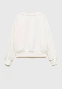 Bílý zkrácený svetr vyrobený z měkké tkaniny s texturovaným povrchem. Obsahuje padající ramena a žebrované manžety a lem.