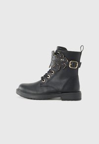 Schwarze Leder-Ankle-Boots mit goldenen Beschlägen, Schnürung auf der Vorderseite, dekorativem floralen Ausschnitt an der Seite und Gummisohle. Mit einer Fersenlasche.