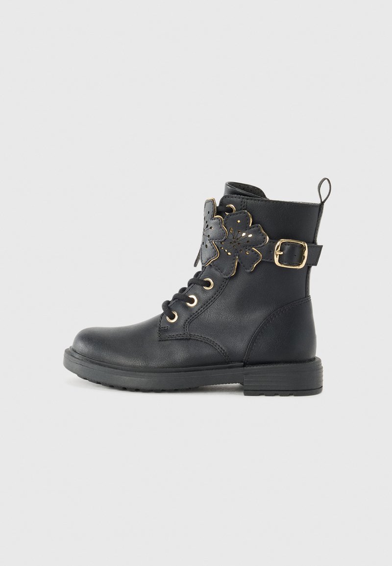 Schwarze Leder-Ankle-Boots mit goldenen Beschlägen, Schnürung auf der Vorderseite, dekorativem floralen Ausschnitt an der Seite und Gummisohle. Mit einer Fersenlasche.