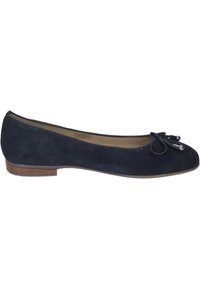 Bailarinas de ante azul marino con punta redonda, un lazo decorativo en la parte delantera y un tacón bajo marrón. Textura suave y diseño simple.
