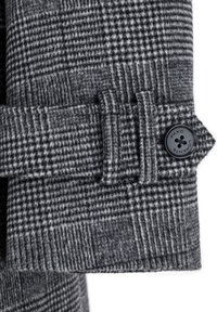 Szary wełniany płaszcz w kratę z czarnym guzikiem z wypukłym logo, złożonym kołnierzem oraz teksturowanym materiałem z wzorami.